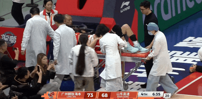 乐鱼体育登录入口-希望无大碍啊,郭艾伦突破对抗后倒地伤到膝盖,已被担架抬走