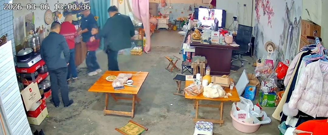 乐鱼体育官方网站-没出正月就理发，舅舅暴怒狠踹6岁外甥，妈妈给舅舅赔罪发红包！