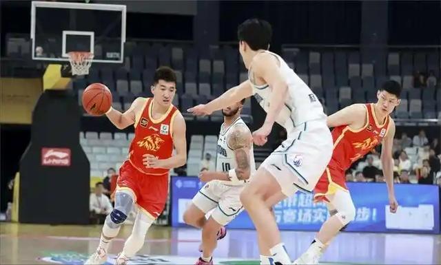 山西篮板输5个以上!刘传兴7分钟补锅,杨学增赌对了?