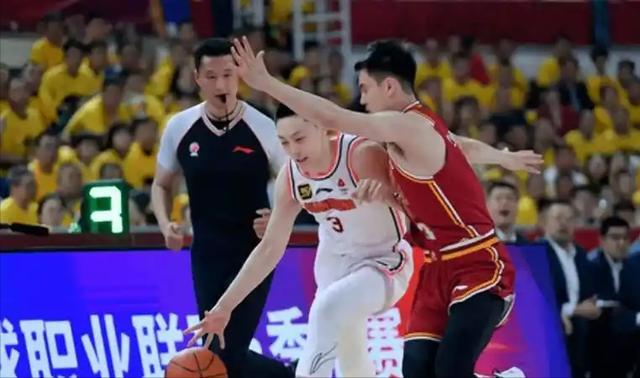 山西篮板输5个以上!刘传兴7分钟补锅,杨学增赌对了?