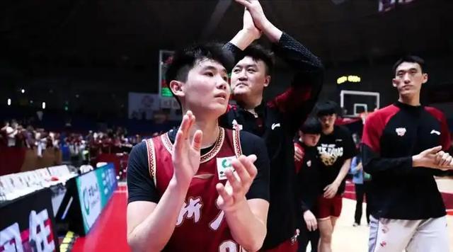 山西篮板输5个以上!刘传兴7分钟补锅,杨学增赌对了?