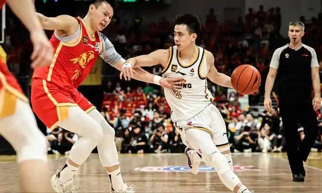 山西篮板输5个以上!刘传兴7分钟补锅,杨学增赌对了?